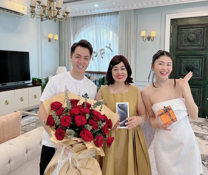 Ca sỹ Đăng Khôi chia sẻ hình ảnh tặng hoa và quà giá trị cho mẹ và bà xã. Nam ca sỹ gửi lời cảm ơn đến 2 người phụ nữ quan trọng vì luôn hy sinh cho gia đình.