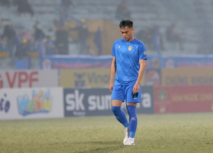 Tăng Tuấn rời sân sau khi nhận thẻ đỏ trực tiếp trận trận Quảng Nam thua Hà Nội 1-3. Ảnh: Hiếu Lương
