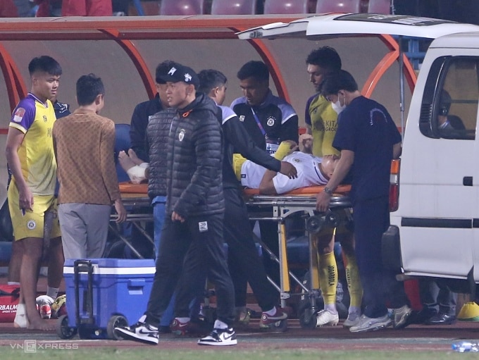 Phạm Tuấn Hải được đưa lên xe cứu thương đến bệnh viện kiểm tra chấn thương ngay sau trận đấu. Ảnh: Hiếu Lương