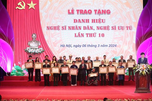 Chủ tịch nước Võ Văn Thưởng: Các nghệ sĩ nhân dân, nghệ sĩ ưu tú thực sự là &quot;vốn quý của đất nước&quot; - Ảnh 4.