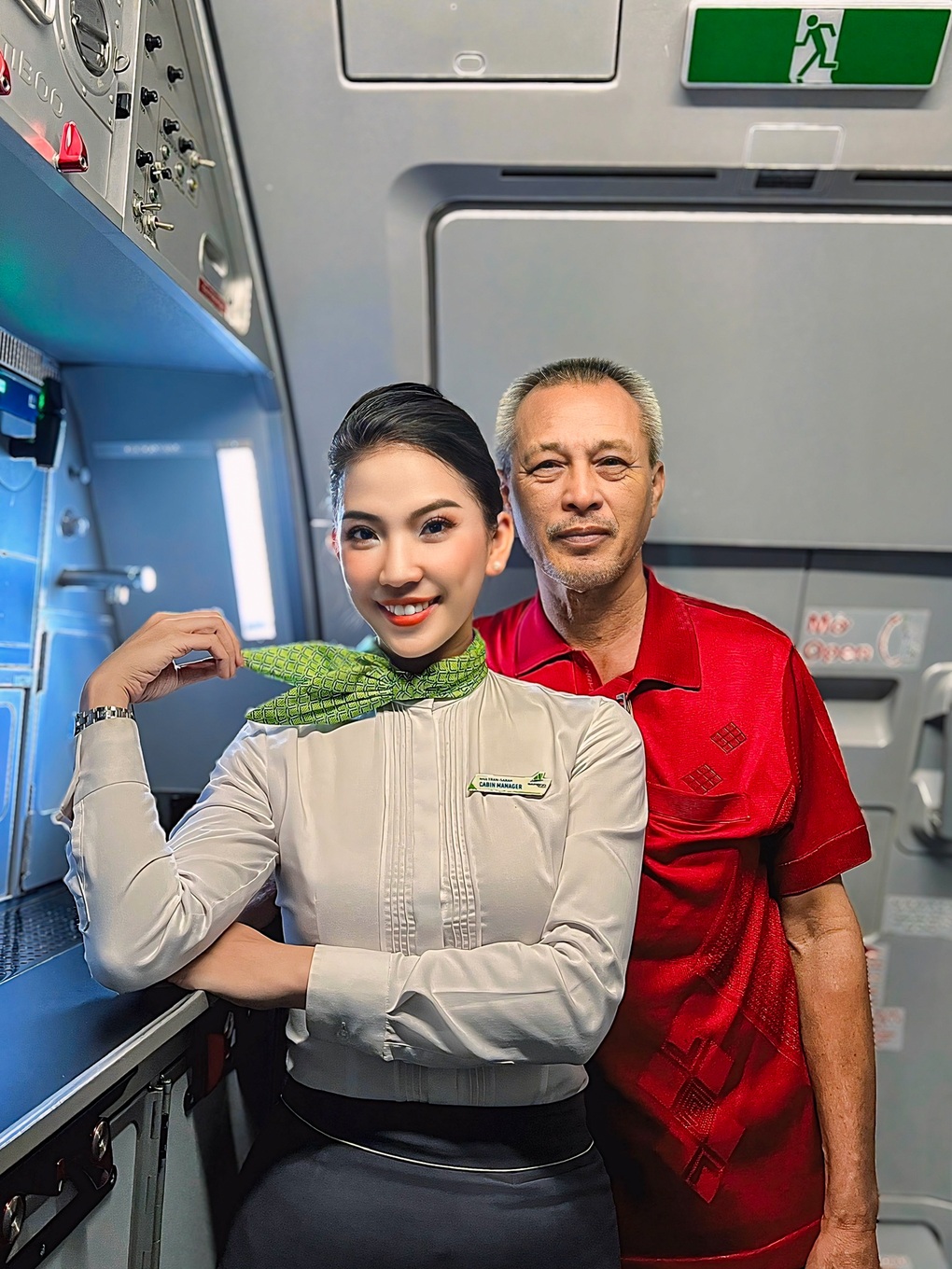 Nữ tiếp viên hàng không chờ đợi 9 năm để có bức hình chụp cùng bố - 2 Nữ tiếp viên hàng không chờ đợi 9 năm để có bức hình chụp cùng bố - 2