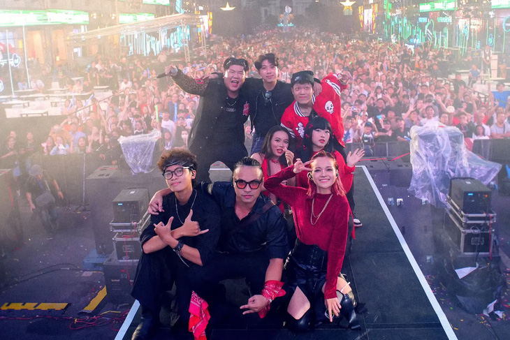 Cháy với rock đến tận đêm khuya- Ảnh 5. Nhân Dạng là một ban nhạc mới chỉ thành lập năm 2022, họ ghi dấu ấn tại đêm nhạc Hò Dô 2023 và đang say mê sáng tác, biểu diễn để thỏa đam mê của mình - Ảnh: NVCC