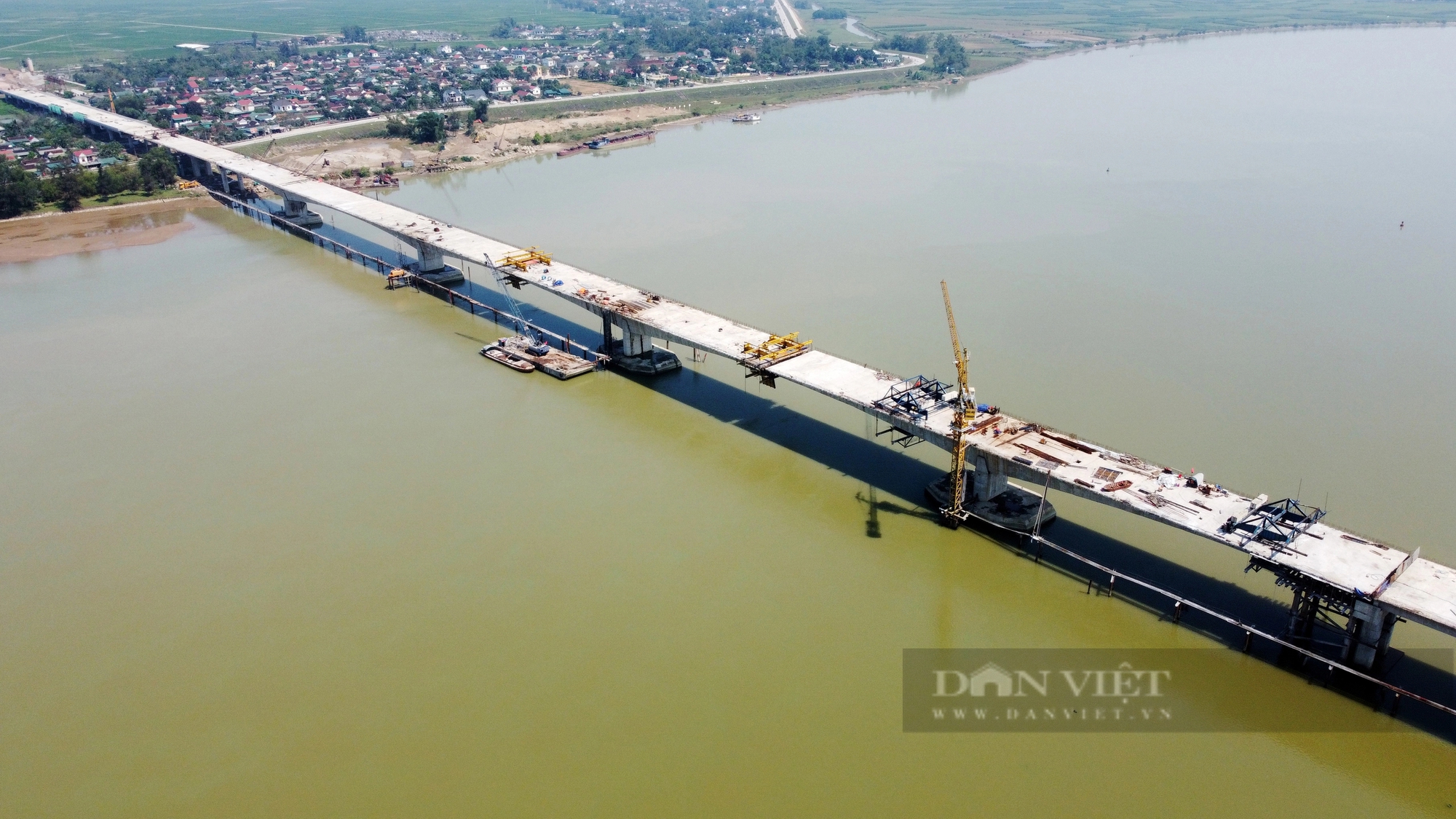 Cầu Hưng Đức dài nhất cao tốc Bắc - Nam trên sông Lam trước ngày hợp long- Ảnh 4. Cầu Hưng Đức dài nhất cao tốc Bắc - Nam trên sông Lam trước ngày hợp long- Ảnh 4.