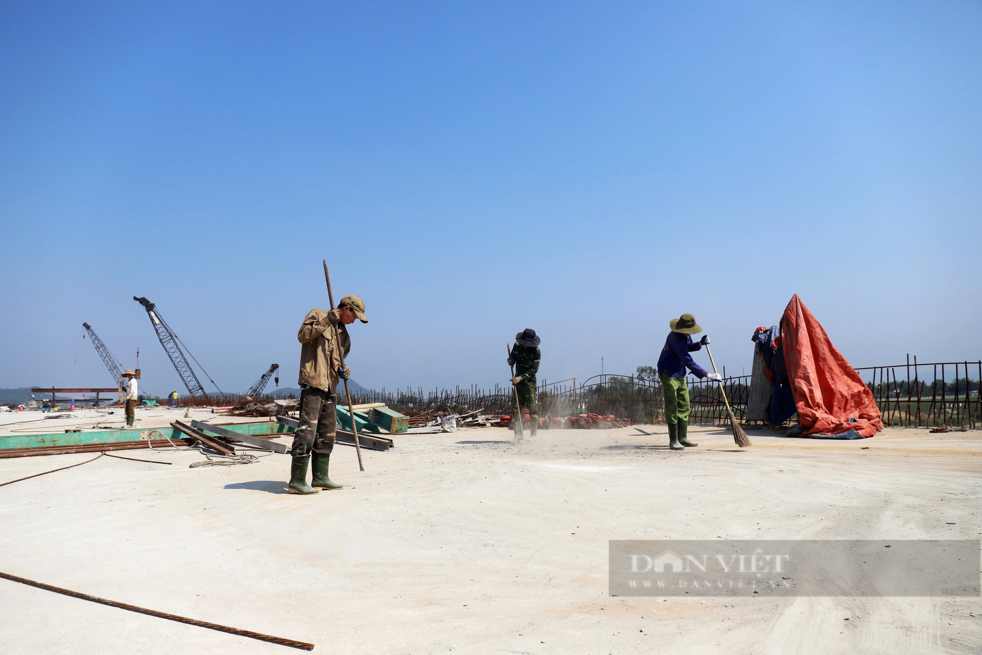 Cầu Hưng Đức dài nhất cao tốc Bắc - Nam trên sông Lam trước ngày hợp long- Ảnh 6. Cầu Hưng Đức dài nhất cao tốc Bắc - Nam trên sông Lam trước ngày hợp long- Ảnh 6.