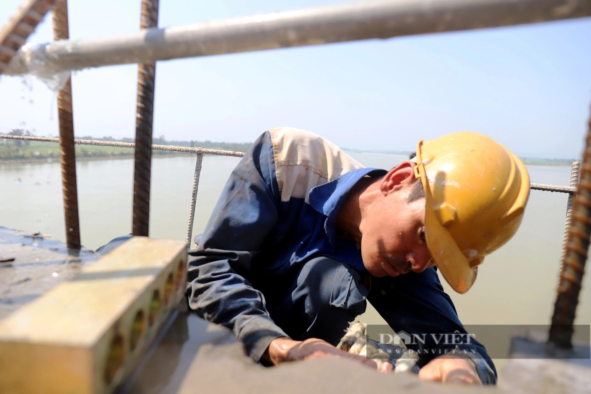 Cầu Hưng Đức dài nhất cao tốc Bắc - Nam trên sông Lam trước ngày hợp long- Ảnh 7. Cầu Hưng Đức dài nhất cao tốc Bắc - Nam trên sông Lam trước ngày hợp long- Ảnh 7.