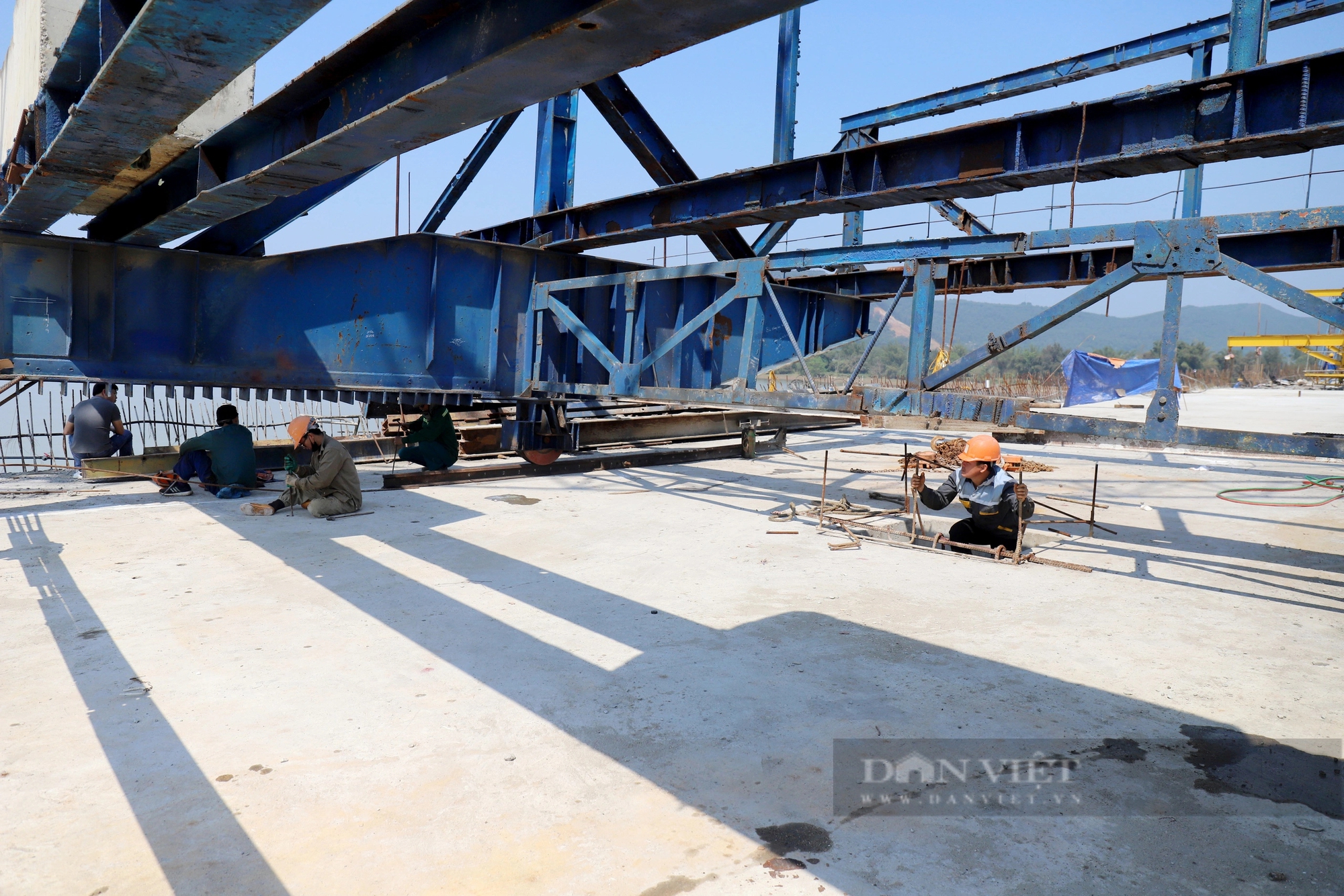 Cầu Hưng Đức dài nhất cao tốc Bắc - Nam trên sông Lam trước ngày hợp long- Ảnh 8. Cầu Hưng Đức dài nhất cao tốc Bắc - Nam trên sông Lam trước ngày hợp long- Ảnh 8.