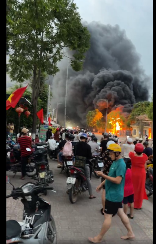 Bình Thuận: Cháy lớn trong khuôn viên trụ sở Công an H.Tánh Linh- Ảnh 2. Bình Thuận: Cháy lớn trong khuôn viên trụ sở Công an H.Tánh Linh- Ảnh 2.