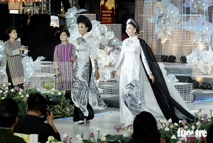 Sài Gòn - TP.HCM năng động, hiện đại trong thiết kế của Đức Minh qua bộ sưu tập Sài Gòn trong tim tôi với họa tiết là các công trình kiến trúc tiêu biểu của TP.HCM - Ảnh: T.T.D. Sài Gòn - TP.HCM năng động, hiện đại trong thiết kế của Đức Minh qua bộ sưu tập Sài Gòn trong tim tôi với họa tiết là các công trình kiến trúc tiêu biểu của TP.HCM - Ảnh: T.T.D.