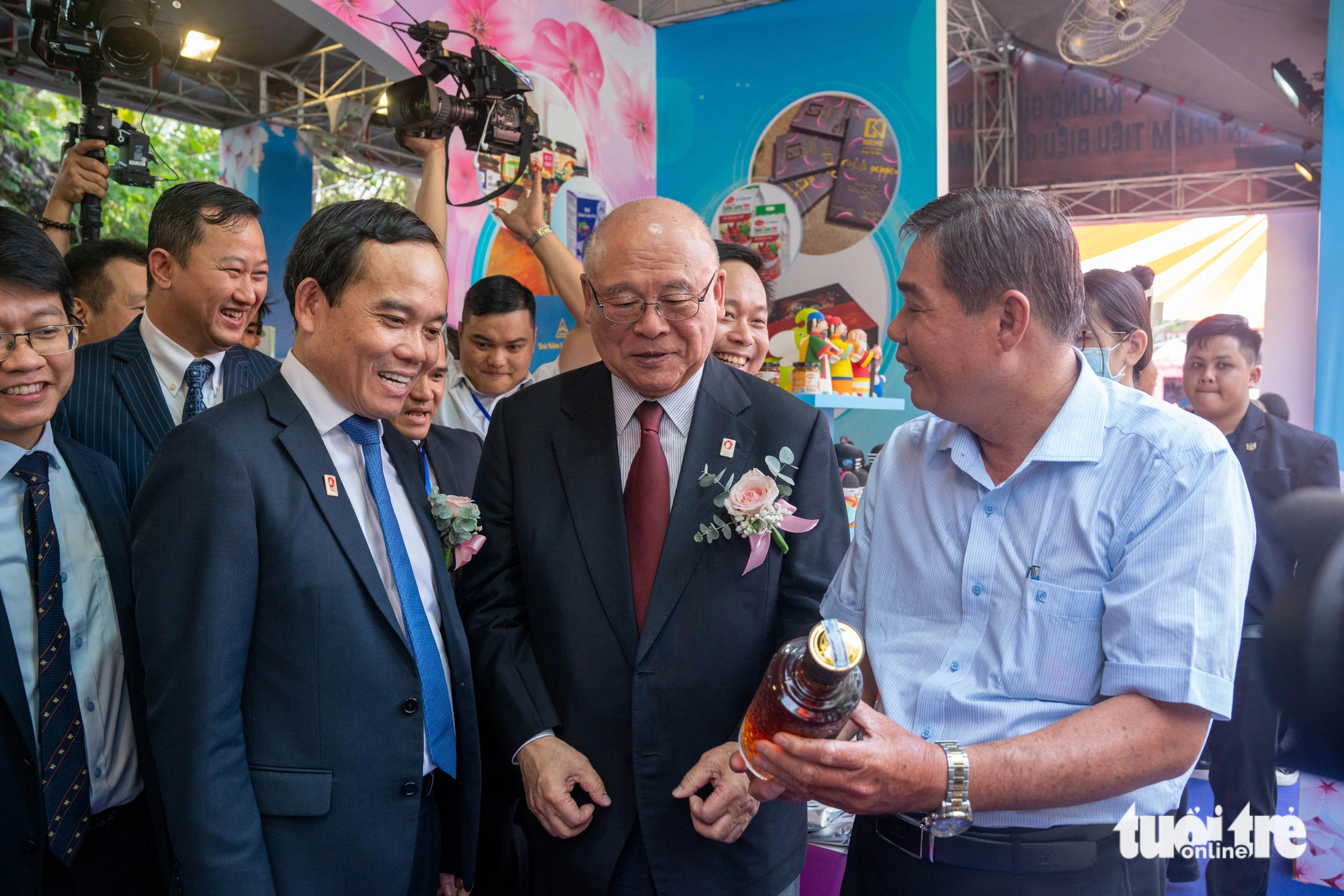 Phó Thủ tướng Chính phủ Trần Lưu Quang cùng các đại biểu khách mời tham quan gian hàng trưng bày sản phẩm của TP.HCM - Ảnh: NGỌC ĐỨC Phó thủ tướng Chính phủ Trần Lưu Quang (bên trái) cùng các đại biểu khách mời tham quan gian hàng trưng bày sản phẩm của TP.HCM