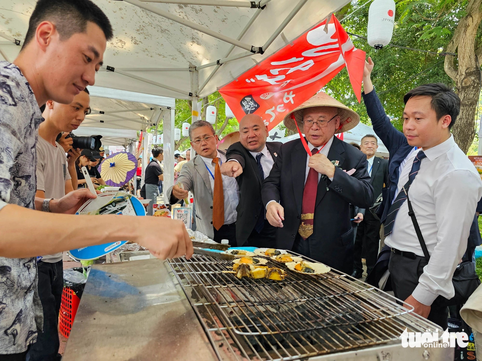 Ông Takebe Tsutomu - cố vấn đặc biệt Liên minh Nghị sĩ hữu nghị Việt Nam - Nhật Bản, trưởng ban danh dự ban tổ chức Lễ hội Việt - Nhật năm 2024 - ghé thăm gian hàng ẩm thực Nhật Bản 