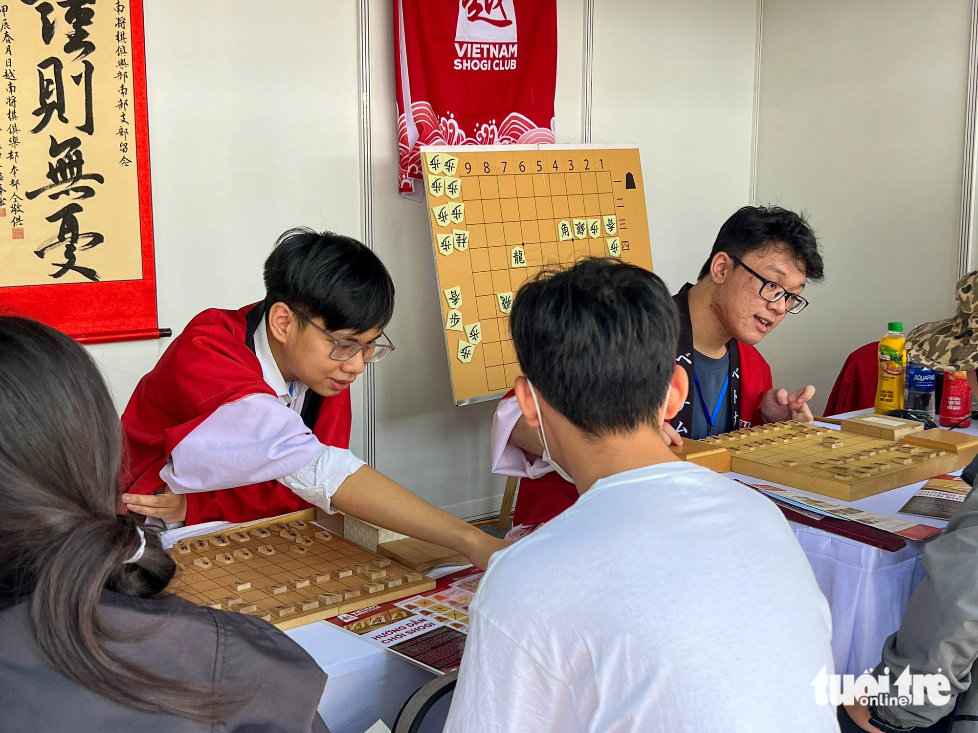 Khách tham qua trải nghiệm cờ shogi, bộ môn được mệnh danh là Khách trải nghiệm cờ shogi, bộ môn được mệnh danh là "cờ tướng Nhật Bản"