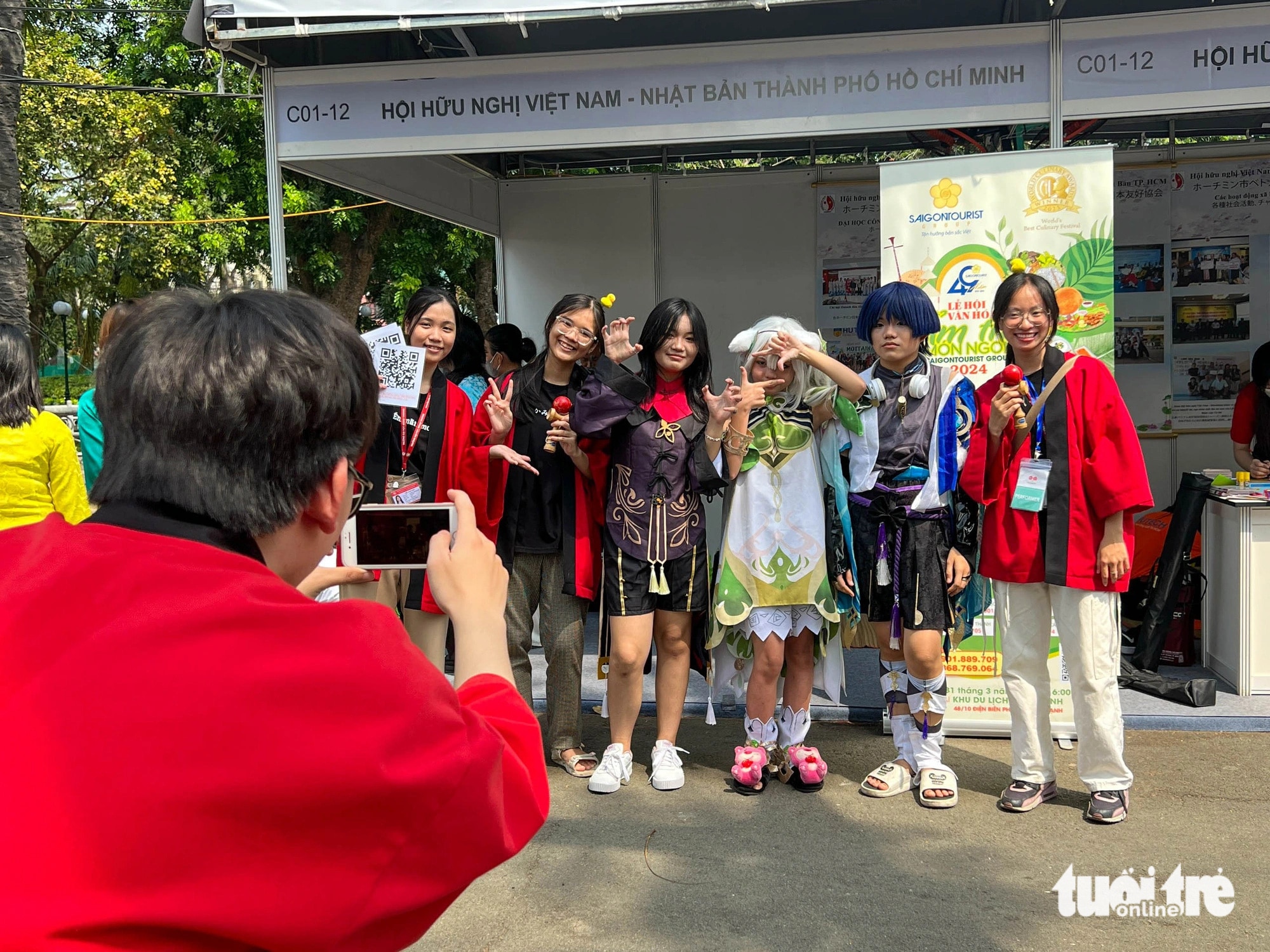 Nhóm bạn trẻ chụp ảnh lưu niệm tại Lễ hội Việt - Nhật năm 2024