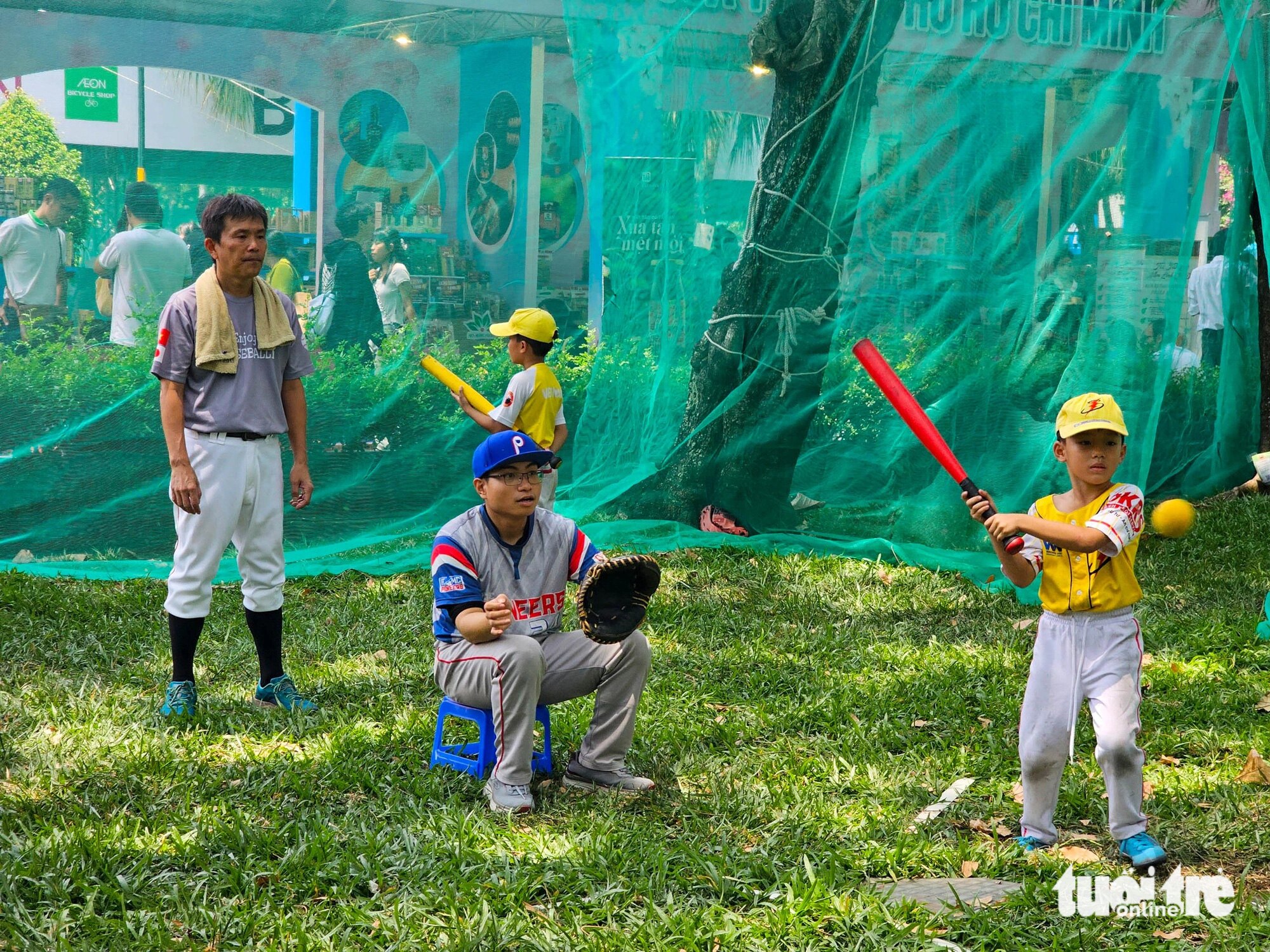 Trẻ em trải nghiệm bộ môn bóng chày rất được người Nhật Bản yêu thích tại lễ hội 