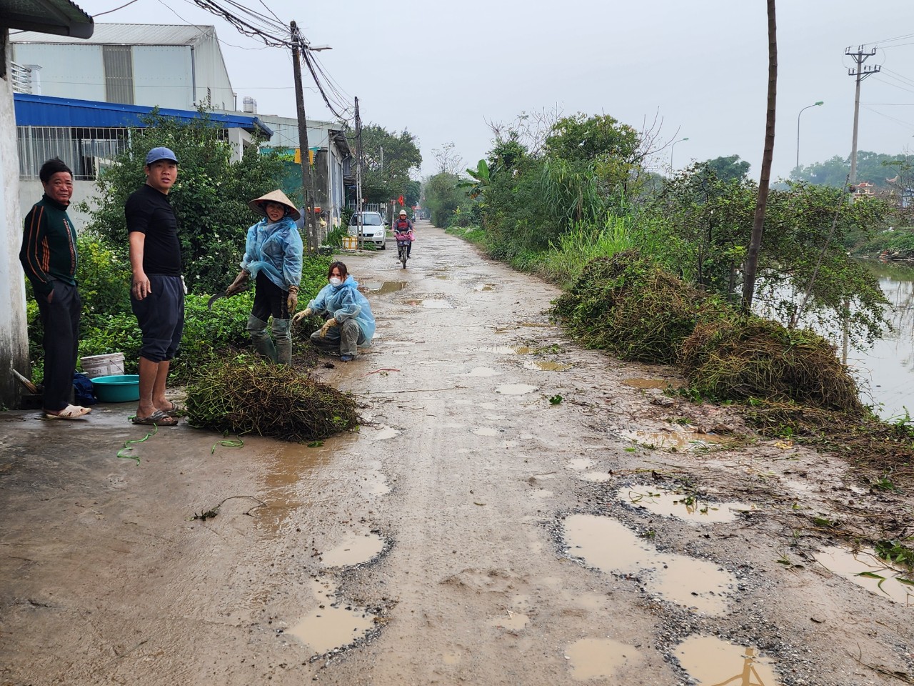 Nam Định: Đường hư hỏng nặng, dân lo lắng mỗi khi phải đi qua- Ảnh 3. Nam Định: Đường hư hỏng nặng, dân lo lắng mỗi khi phải đi qua- Ảnh 3.