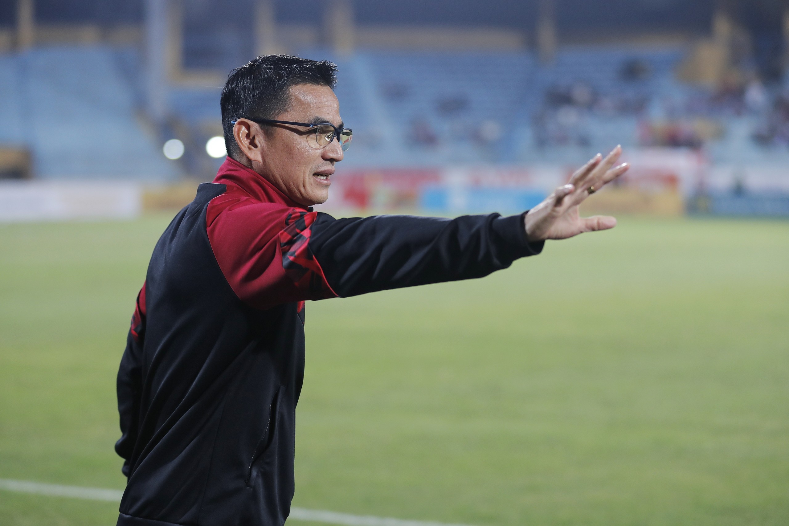 HLV Đức Thắng nói 'nghề HLV bạc bẽo', HLV Kiatisak khẳng định 'V-League không hề dễ chơi'- Ảnh 3. HLV Đức Thắng nói 'nghề HLV bạc bẽo', HLV Kiatisak khẳng định 'V-League không hề dễ chơi'- Ảnh 3.