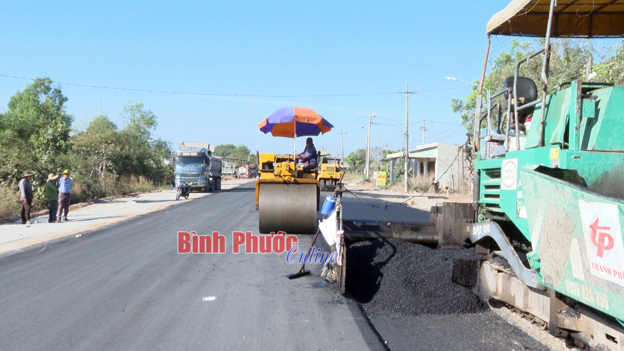 Một anh nông dân Bình Phước hiến 1ha đất, chặt 515 cây cao su để xã mở rộng đường- Ảnh 2. Một anh nông dân Bình Phước hiến 1ha đất, chặt 515 cây cao su để xã mở rộng đường- Ảnh 2.