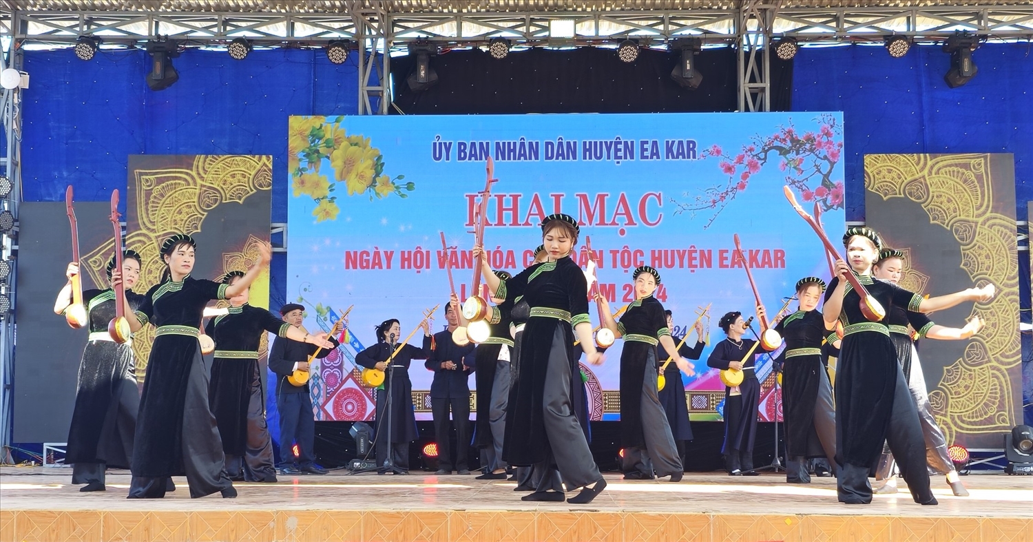 Đồng bào dân tộc Nùng xã Cư Prông còn giữ gìn nhiều giá trị văn hóa truyền thống, trong đó có đàn tính, hát then Đồng bào dân tộc Nùng xã Cư Prông còn giữ gìn nhiều giá trị văn hóa truyền thống, trong đó có đàn tính, hát then