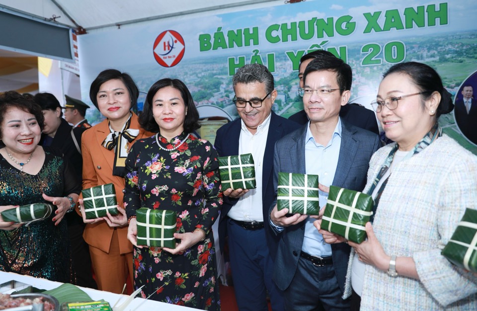 Các đại biểu tham quan quầy hàng sản phẩm làng nghề truyền thống tại di tích đền Sóc (huyện Sóc Sơn).