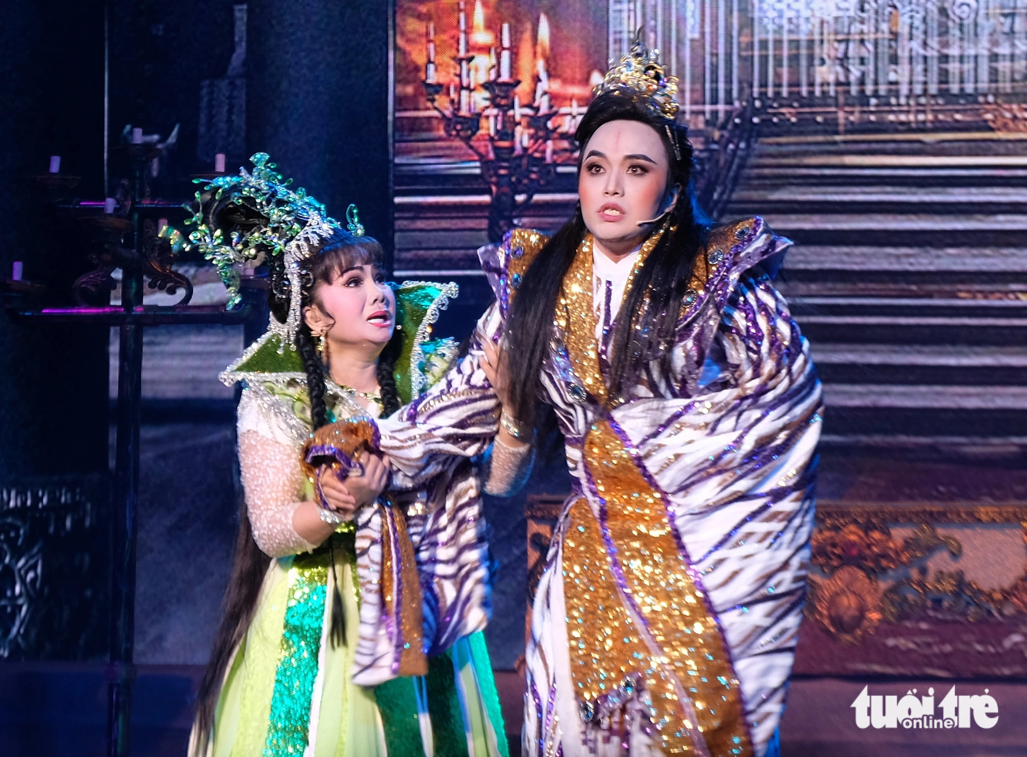 Tề vương (bìa phải, Lâm Minh Nghiêm đóng) bị hạ độc và mẹ con nàng Phàn Phụng Cơ (Tú Sương đóng) bị đẩy vào ngục thất - Ảnh: LINH ĐOAN Tề vương (bìa phải, Lâm Minh Nghiêm đóng) bị hạ độc và mẹ con nàng Phàn Phụng Cơ (Tú Sương đóng) bị đẩy vào ngục thất - Ảnh: LINH ĐOAN