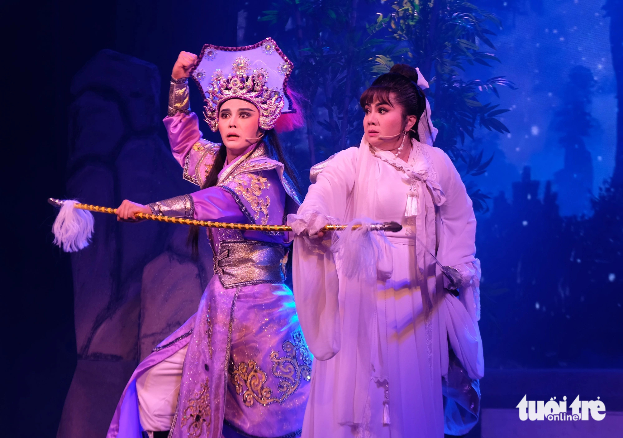 Võ Minh Lâm (bìa trái, vai Đổng Kim Lân) và Tú Sương (vai Phàn Phụng Cơ) - Ảnh: LINH ĐOAN Võ Minh Lâm (bìa trái, vai Đổng Kim Lân) và Tú Sương (vai Phàn Phụng Cơ) - Ảnh: LINH ĐOAN