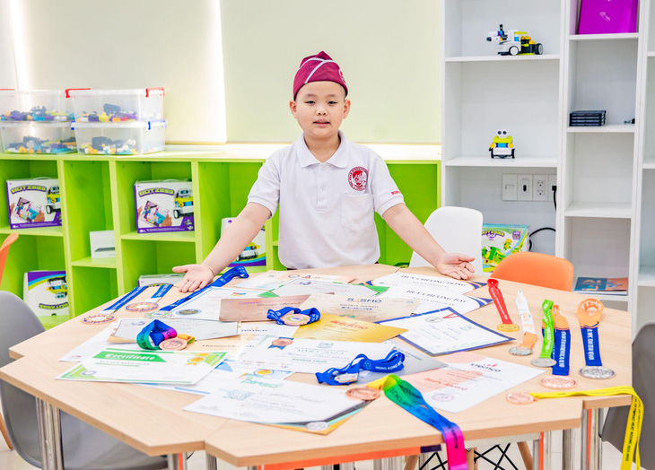 Học sinh lớp 4 sở hữu 12 huy chương quốc tế- Ảnh 2. Học sinh lớp 4 sở hữu 12 huy chương quốc tế- Ảnh 2.