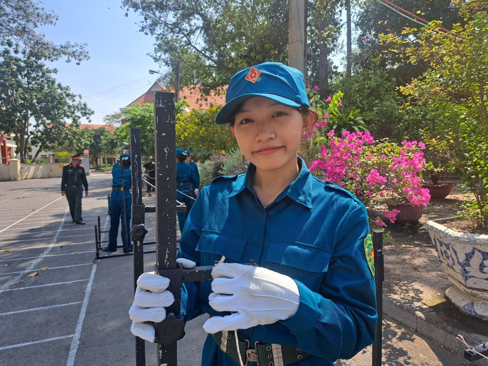 Chị Đàm Thị Diệu Như (huyện Bình Chánh) chỉnh khung để căng dây cho bài tập đánh tay.