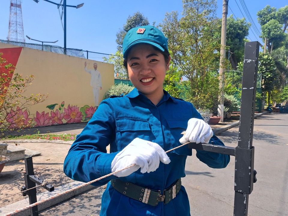 Chị Nguyễn Mai Phương Thảo (huyện Hóc Môn) đang chỉnh dây để tập đánh tay.