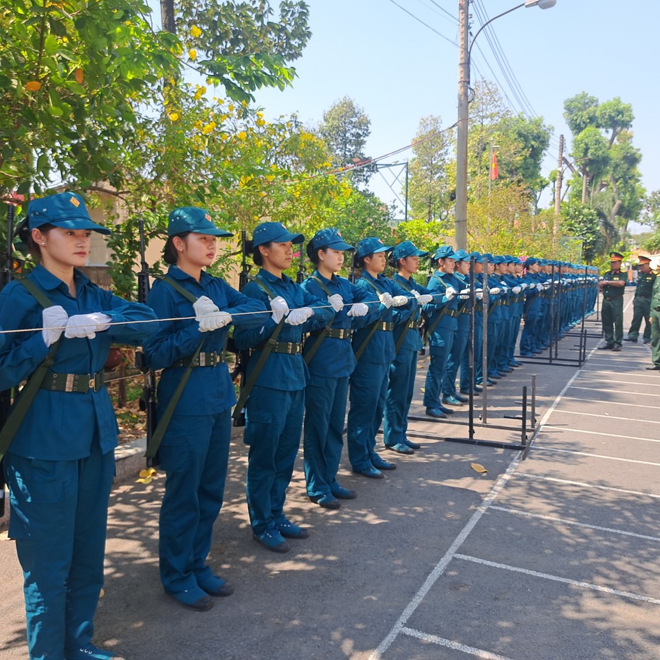 Đại đội nữ dân quân A70 tập bài đánh tay.