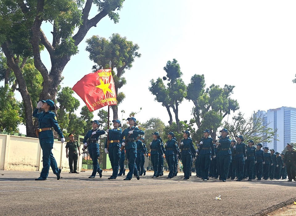 Đại đội nữ dân quân A70 tập bài đứng lại và chào.