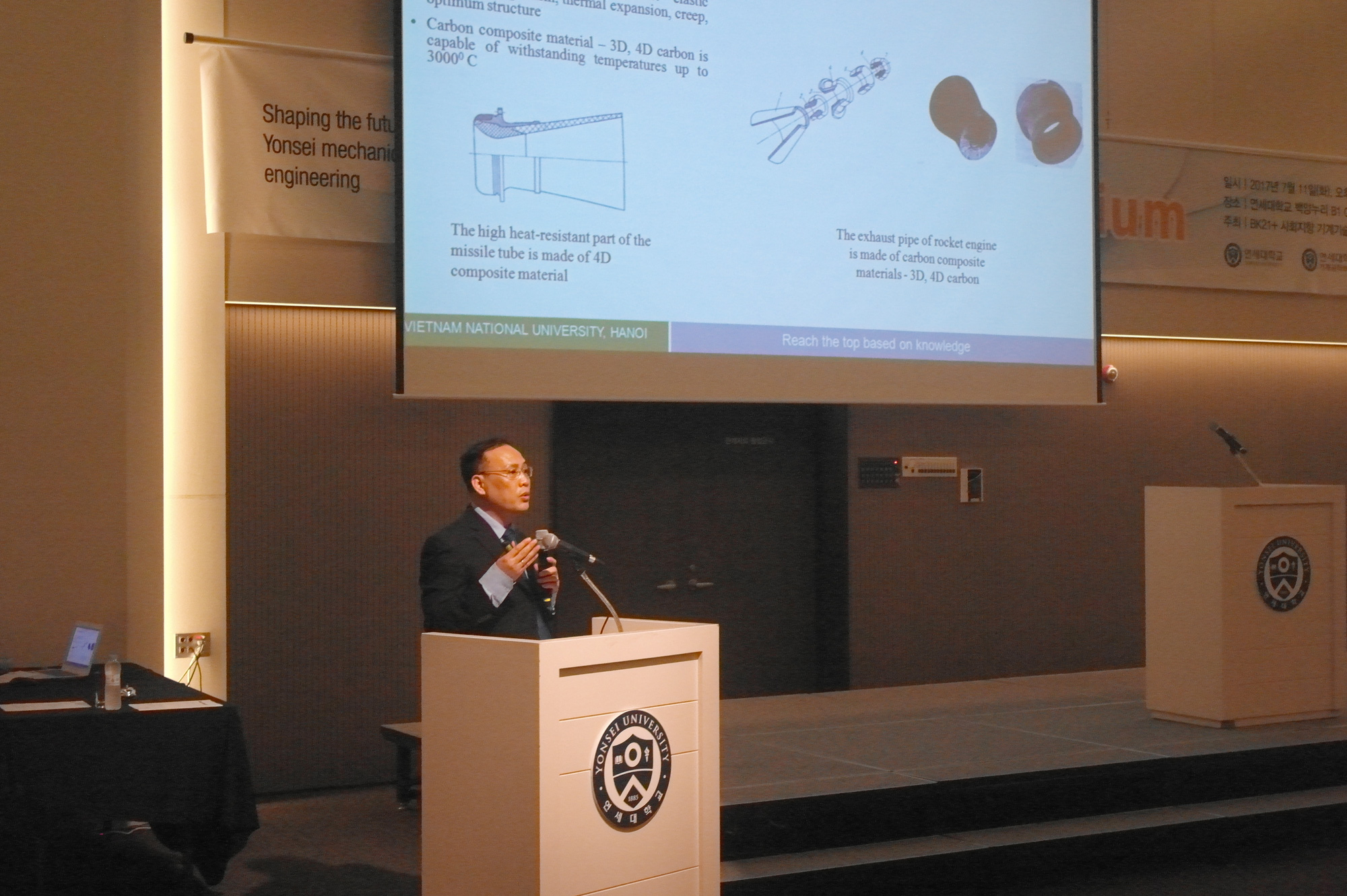 Professor Nguyen Dinh Duc joined the editorial board of a prestigious international journal - Photo 2. Professor Nguyen Dinh Duc presented a report at the international conference