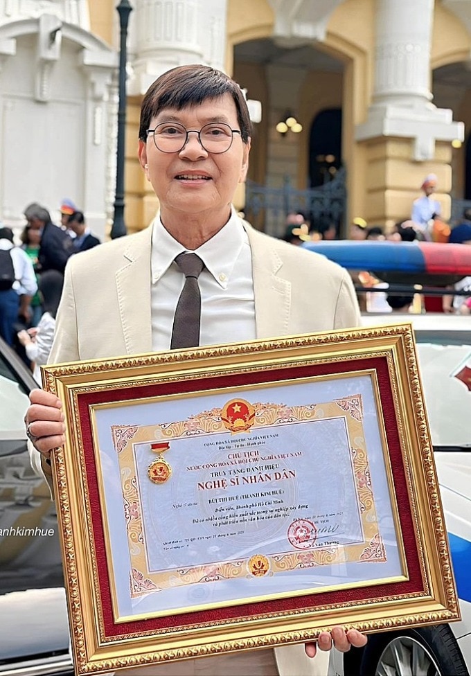 Nghệ sĩ Thanh Điền và vợ Thanh Kim Huệ nhận danh hiệu NDND vì miệt mài đóng góp cho sân khấu cải lương hơn 60 năm. Ảnh: Nhân vật cung cấp