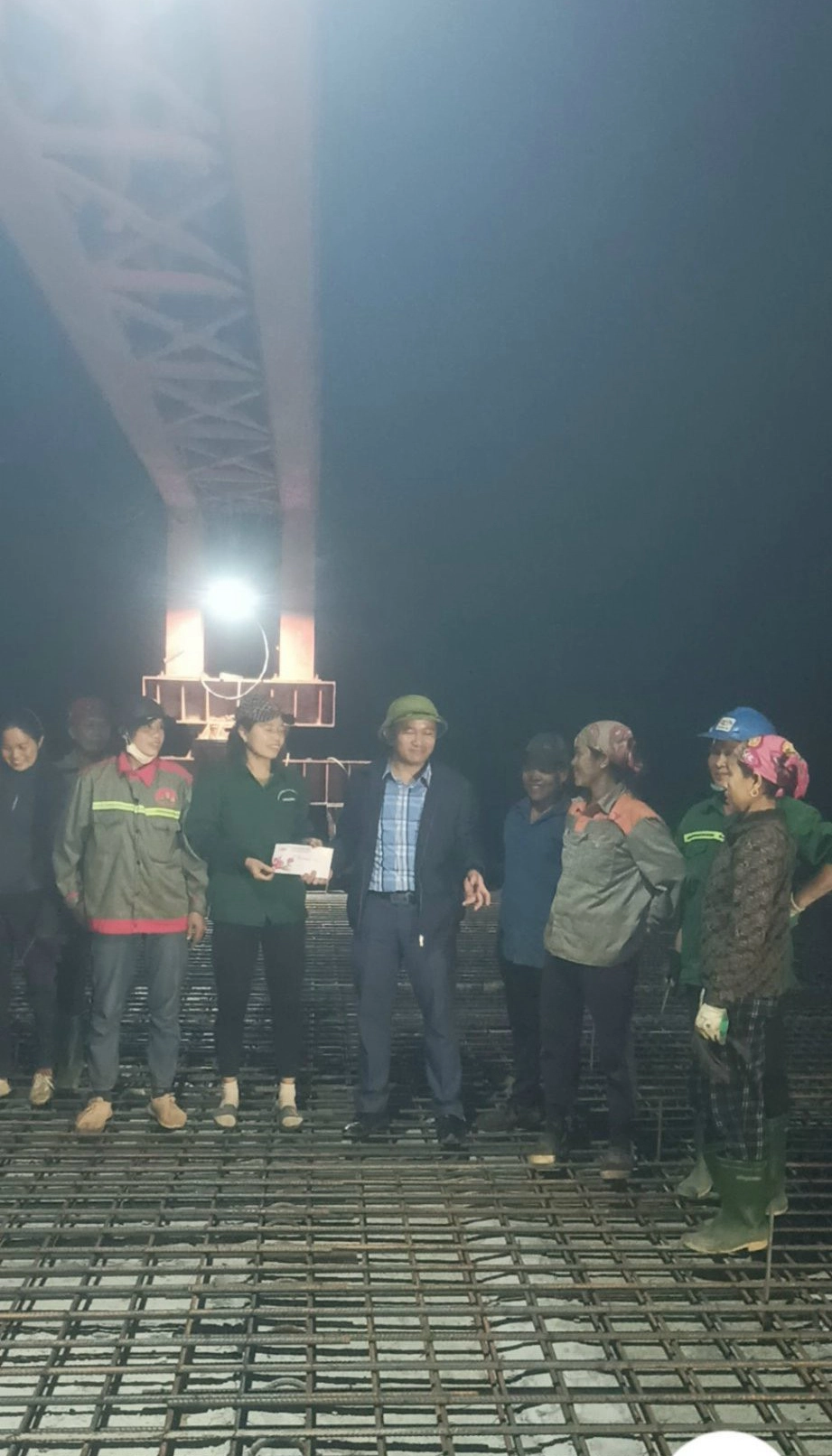 “Ăn tranh thủ, ngủ khẩn trương” trên công trường cao tốc Diễn Châu - Bãi Vọt- Ảnh 6. “Ăn tranh thủ, ngủ khẩn trương” trên công trường cao tốc Diễn Châu - Bãi Vọt- Ảnh 6.