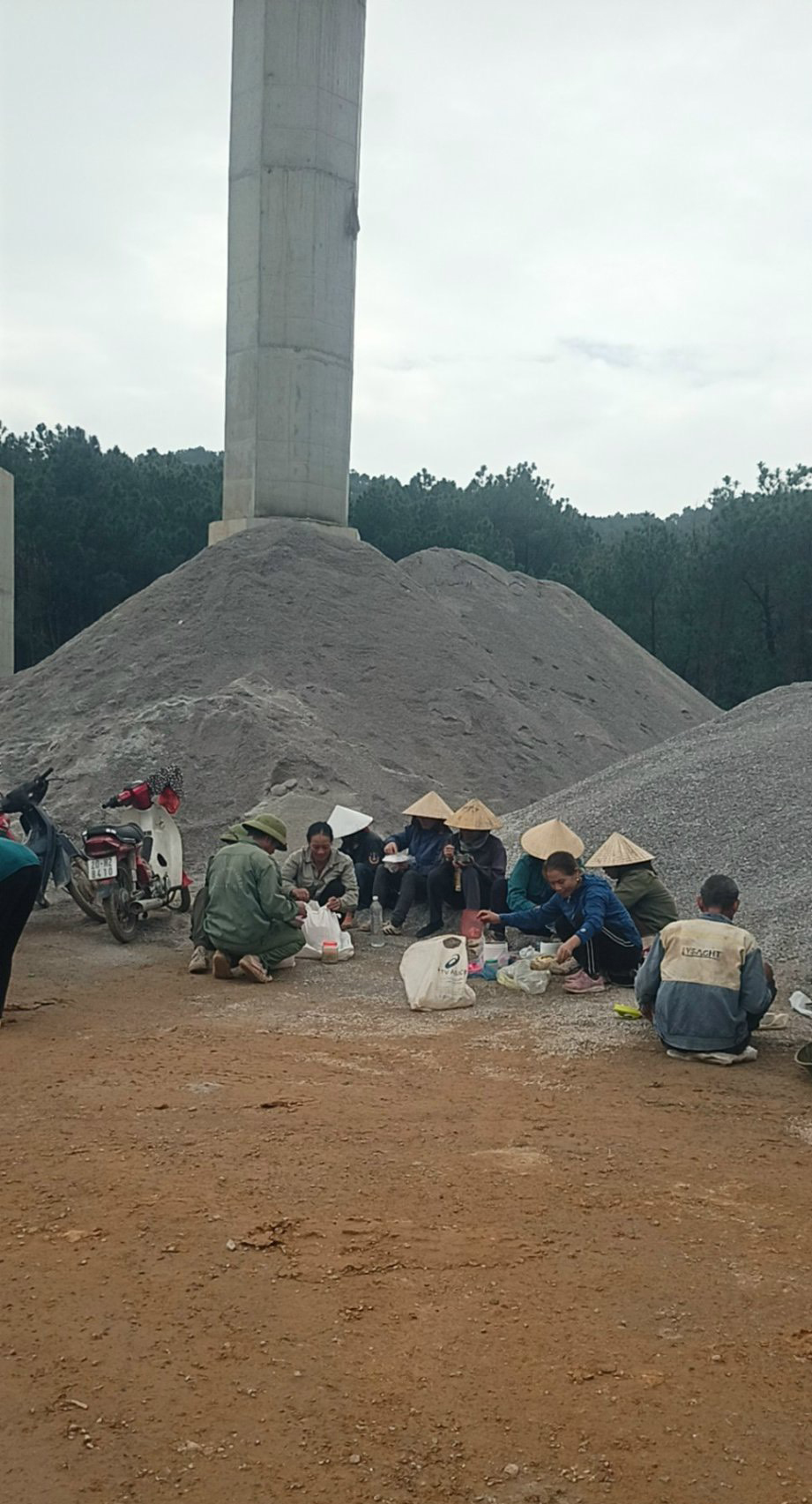 “Ăn tranh thủ, ngủ khẩn trương” trên công trường cao tốc Diễn Châu - Bãi Vọt- Ảnh 5. “Ăn tranh thủ, ngủ khẩn trương” trên công trường cao tốc Diễn Châu - Bãi Vọt- Ảnh 5.