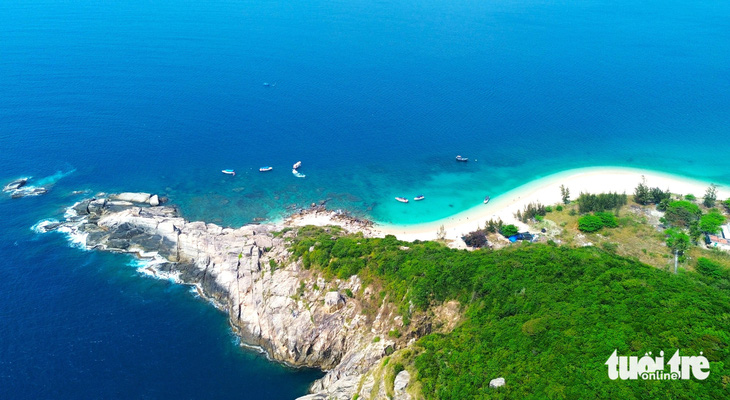 Thiên nhiên ban tặng cho Hòn Nưa phong cảnh vô cùng đặc biệt, nối tiếp bờ cát trắng trải dài xung quanh đảo là vô số những ghềnh đá cao dần - Ảnh: NGUYỄN HOÀNG Thiên nhiên ban tặng cho Hòn Nưa phong cảnh vô cùng đặc biệt, nối tiếp bờ cát trắng trải dài xung quanh đảo là vô số ghềnh đá cao dần - Ảnh: NGUYỄN HOÀNG