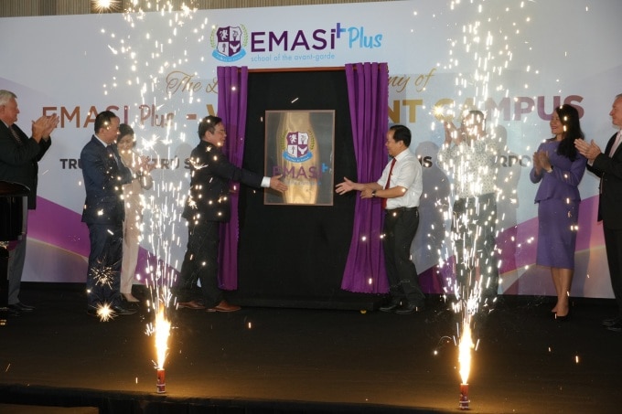 Lãnh đạo trường tiến hành nghi thức ra mắt học hiệu Emasi Plus. Ảnh: Emasi Plus