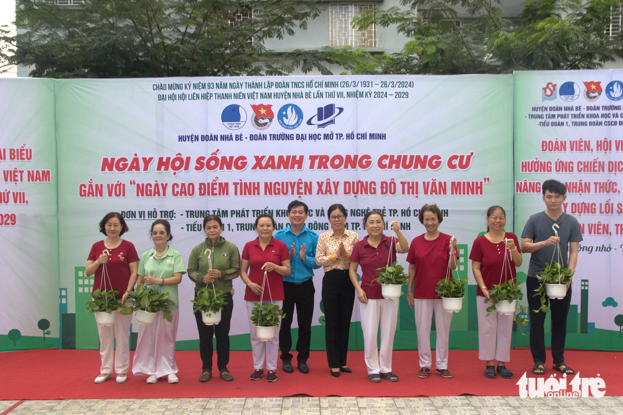 Tháng thanh niên 2024: Cùng hướng tới đô thị văn minh- Ảnh 6. Tặng cây xanh cho người dân