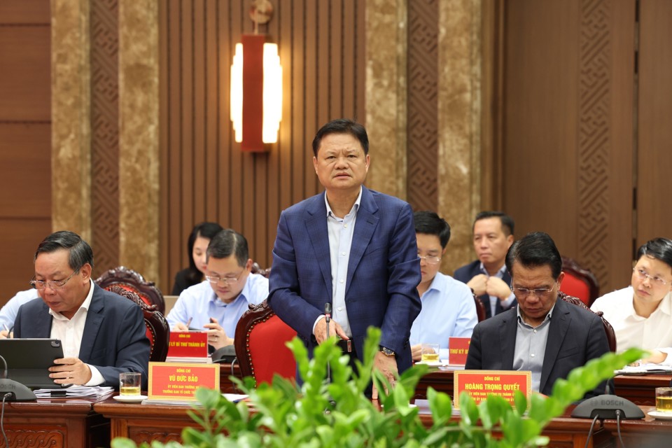 Trưởng ban Tổ chức Thành uỷ Vũ Đức Bảo phát biểu tại phiên họp.