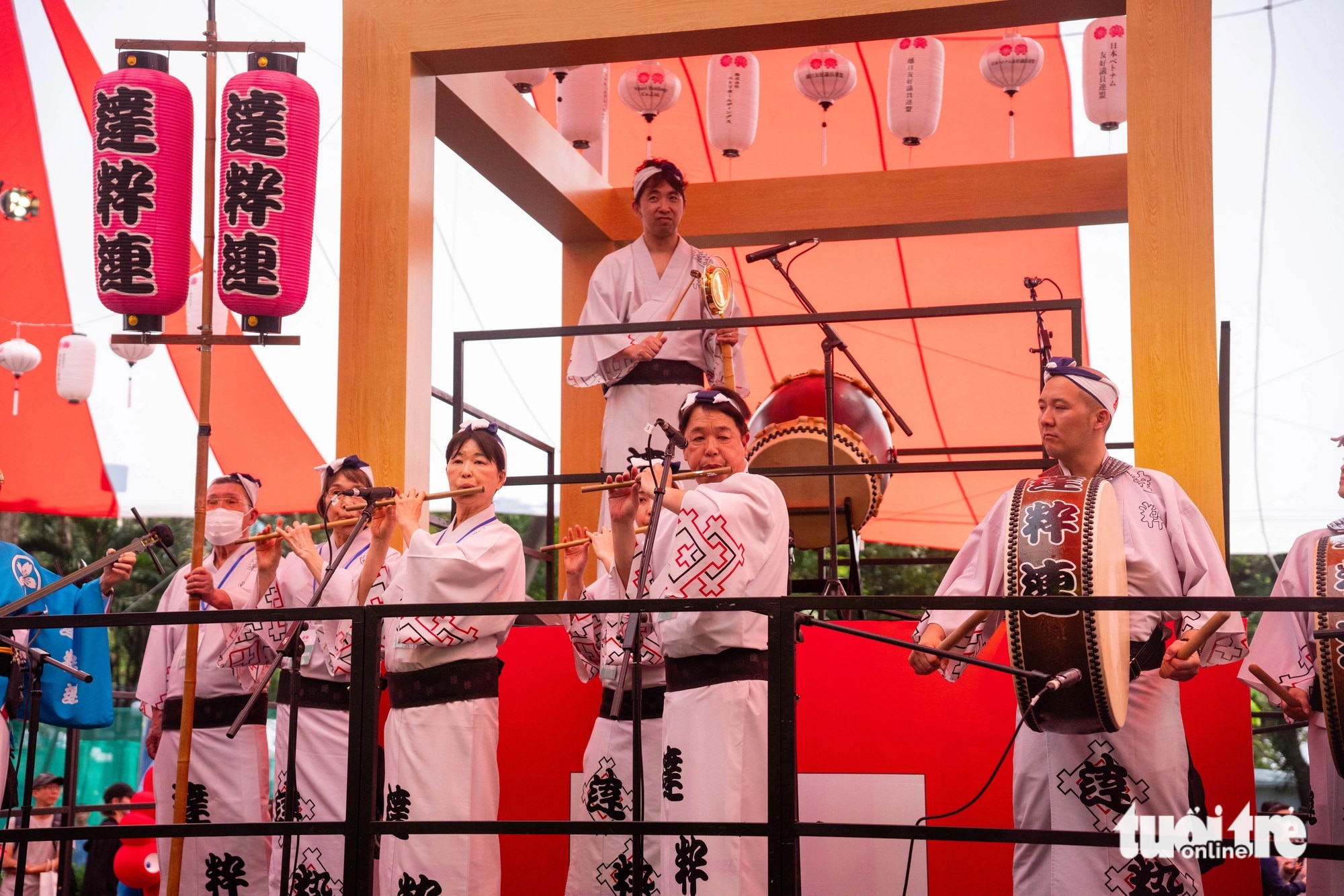 Các nghệ sĩ Nhật Bản trình diễn nhạc cụ cổ truyền tại sân khấu chính của lễ hội - Ảnh: NGỌC ĐỨC
