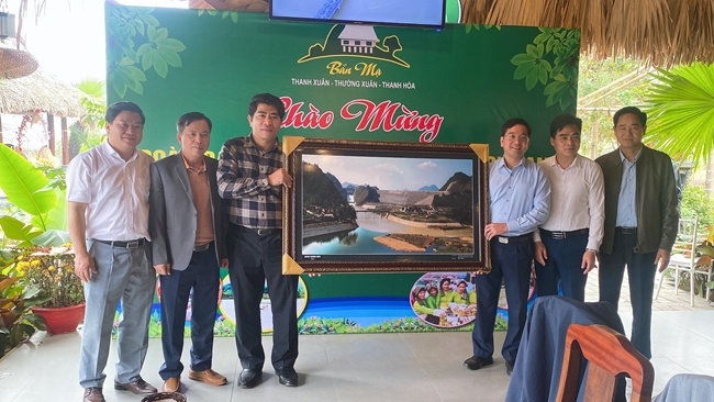 Ban Dân tộc tỉnh Nghệ An tặng quà lưu niệm cho huyện Thường Xuân Ban Dân tộc tỉnh Nghệ An tặng quà lưu niệm cho huyện Thường Xuân