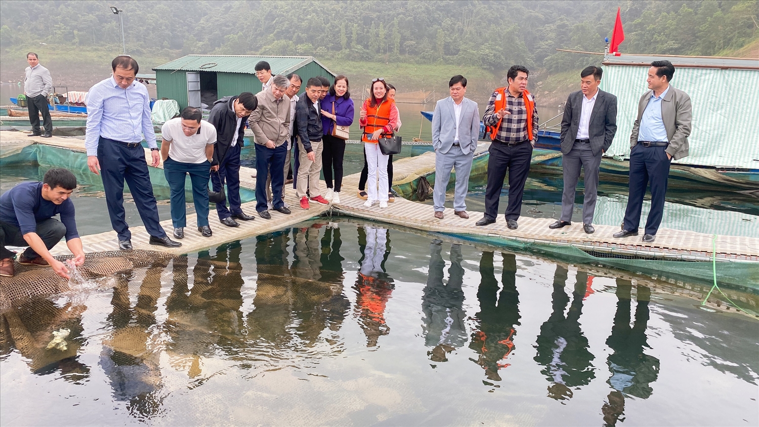 Đoàn đến thăm mô hinh nuối cá lồng tại huyện Thường Xuân Đoàn đến thăm mô hinh nuôi cá lồng tại huyện Thường Xuân