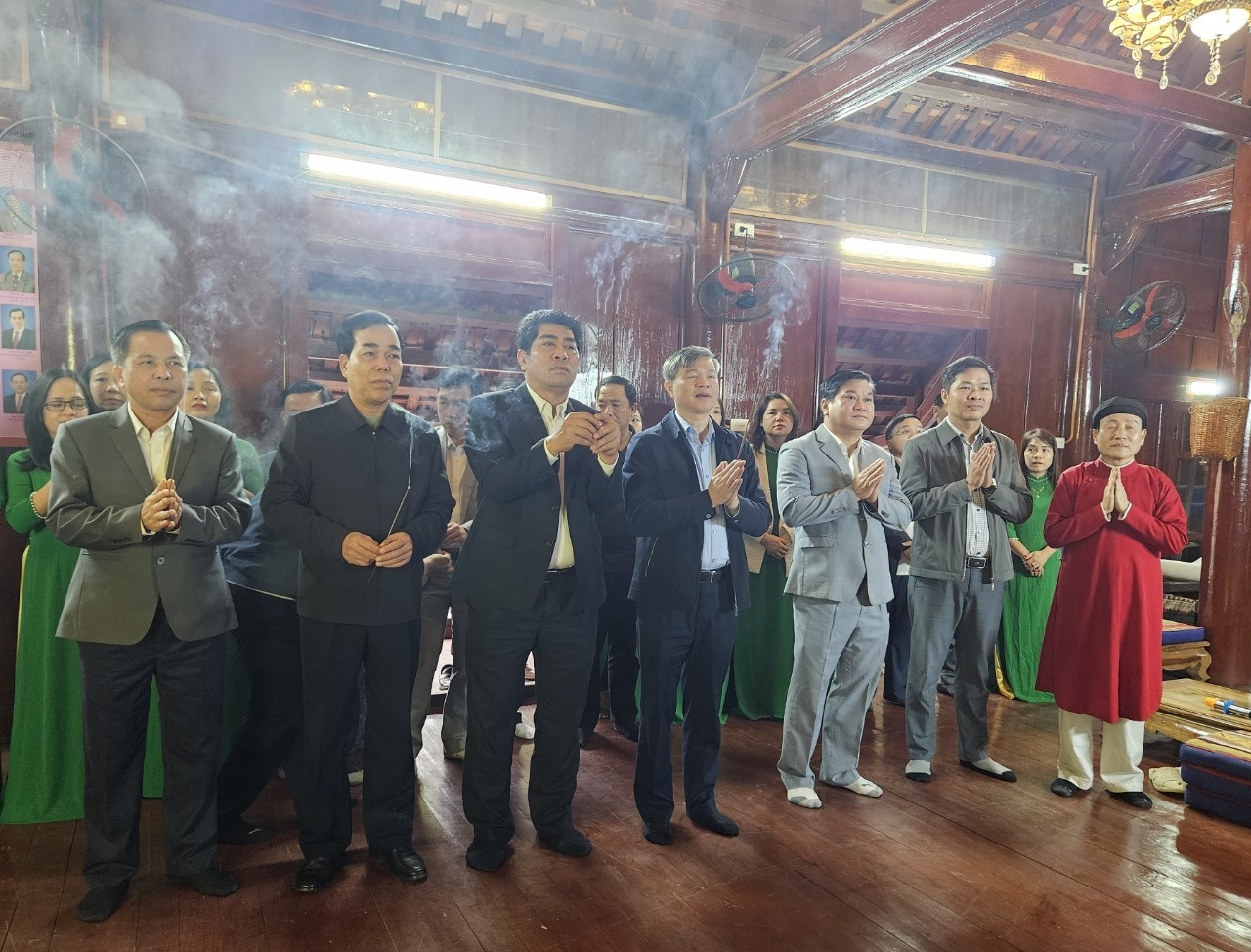 Dâng hương tưởng niệm Bác Hồ tại nhà sàn truyền thống Ban Dân tộc Thanh Hóa Dâng hương tưởng niệm Bác Hồ tại nhà sàn truyền thống Ban Dân tộc Thanh Hóa