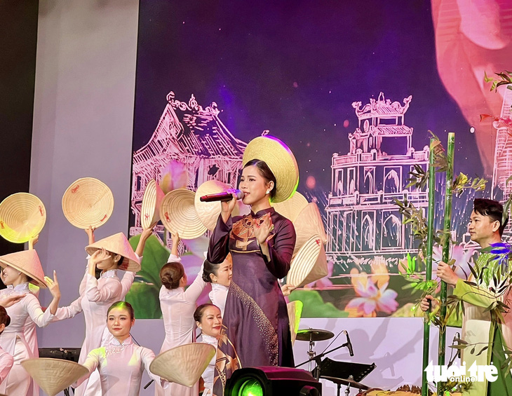 Psychic Fever hát tiếng Việt hút fan trong Lễ hội Việt Nhật 2024- Ảnh 3. Nhà hát ca múa nhạc dân tộc Bông Sen biểu diễn tiết mục Một vòng Việt Nam - Ảnh: HOÀNG TRANG