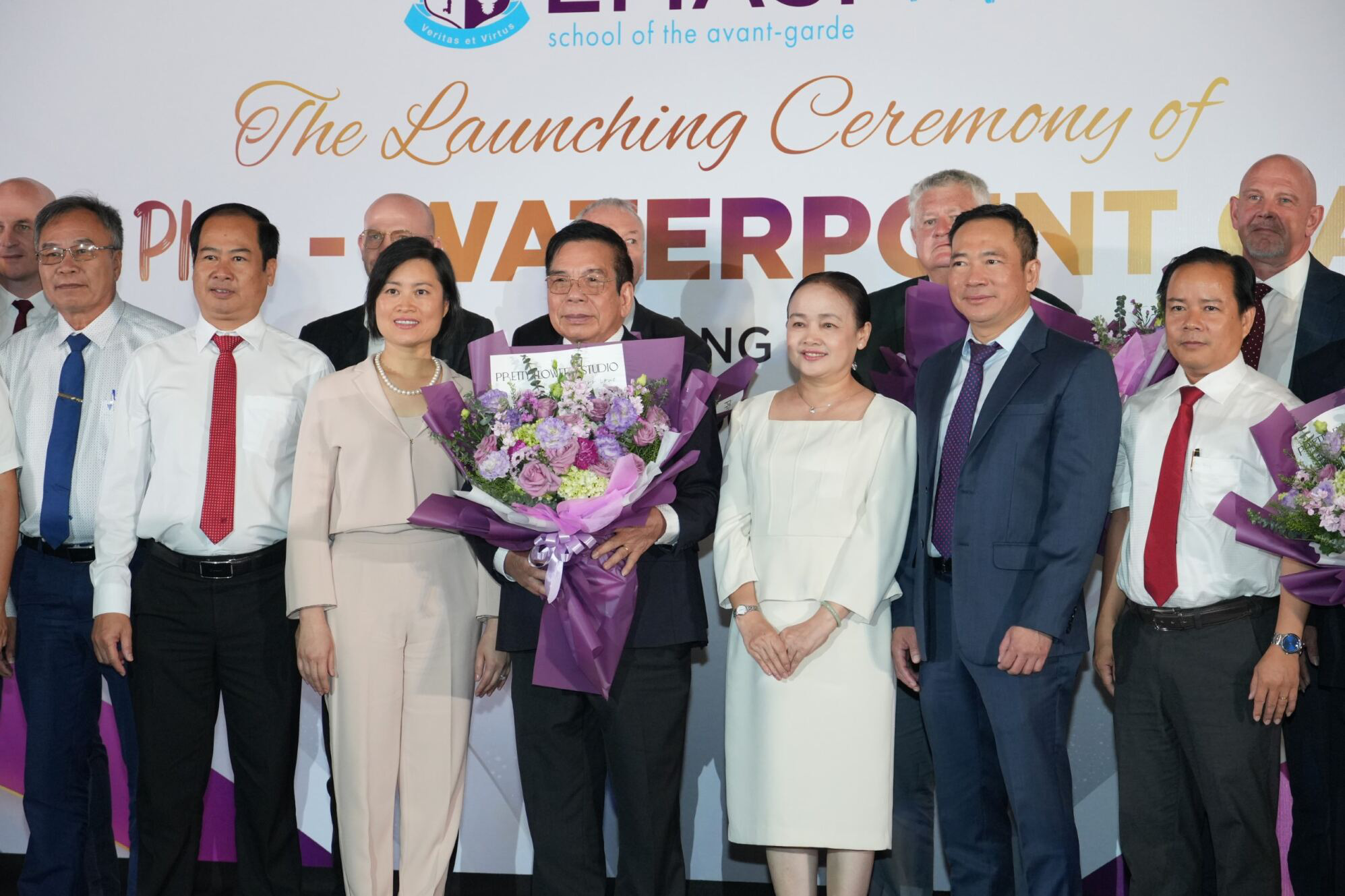 Ra mắt trường nội trú song ngữ dành cho học sinh lớp 1 đến lớp 12- Ảnh 6. Đội ngũ sư phạm Trường EMASI và các đại biểu tại buổi lễ ra mắt Trường nội trú song ngữ Quốc tế EMASI Plus – Water Point - Ảnh: nhà trường cung cấp