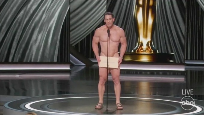 Diễn viên John Cena lên công bố giải Thiết kế phục trang xuất sắc ở Oscar 2024. Ảnh: ABC
