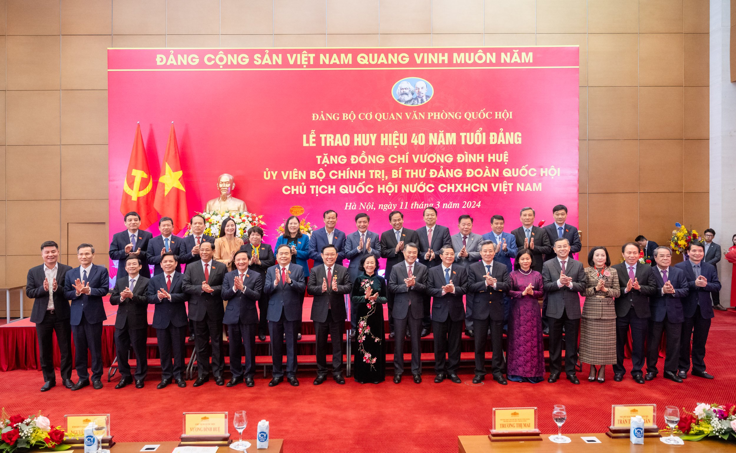 Chủ tịch Quốc hội Vương Đình Huệ nhận Huy hiệu 40 năm tuổi Đảng- Ảnh 4. Chủ tịch Quốc hội Vương Đình Huệ nhận Huy hiệu 40 năm tuổi Đảng- Ảnh 4.