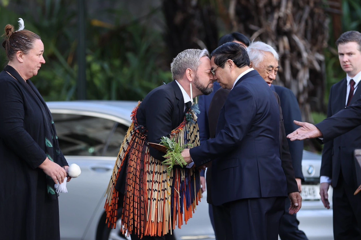 Hongi: Tục chạm mũi khi chào hỏi của người Maori có gì đặc biệt?- Ảnh 2. Thủ tướng Phạm Minh Chính thực hiện nghi thức hongi tại lễ đón theo nghi thức truyền thống của người Maori - Ảnh: NHẬT BẮC