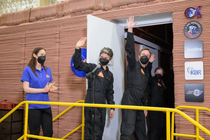 NASA tuyển tình nguyện viên sống thử trên Sao Hỏa: Yêu cầu cỡ này, bạn cỡ nào? - Ảnh 2. NASA tuyển tình nguyện viên sống thử trên Sao Hỏa: Yêu cầu cỡ này, bạn cỡ nào? - Ảnh 2.