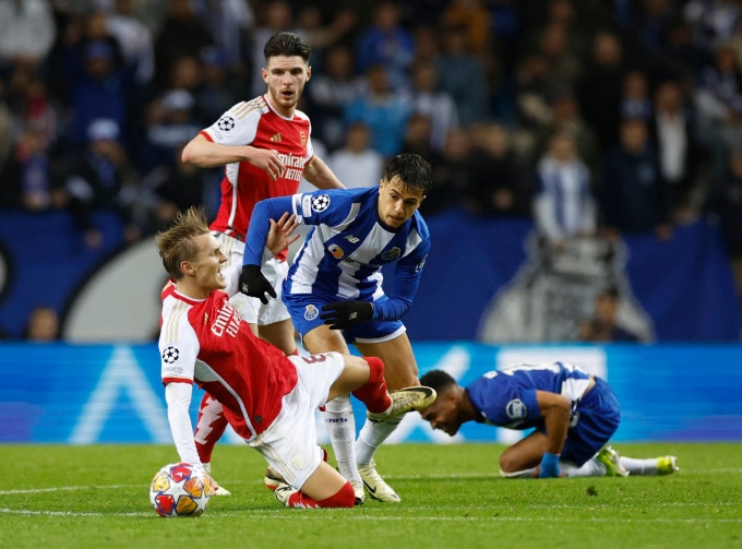 Đội trưởng Arsenal Martin Odegaard bị Ivan Jaime phạm lỗi trong trận thua Porto 0-1 trên sân Dragao ở lượt đi vòng 1/8 Champions League ngày 21/2. Ảnh: Reuters