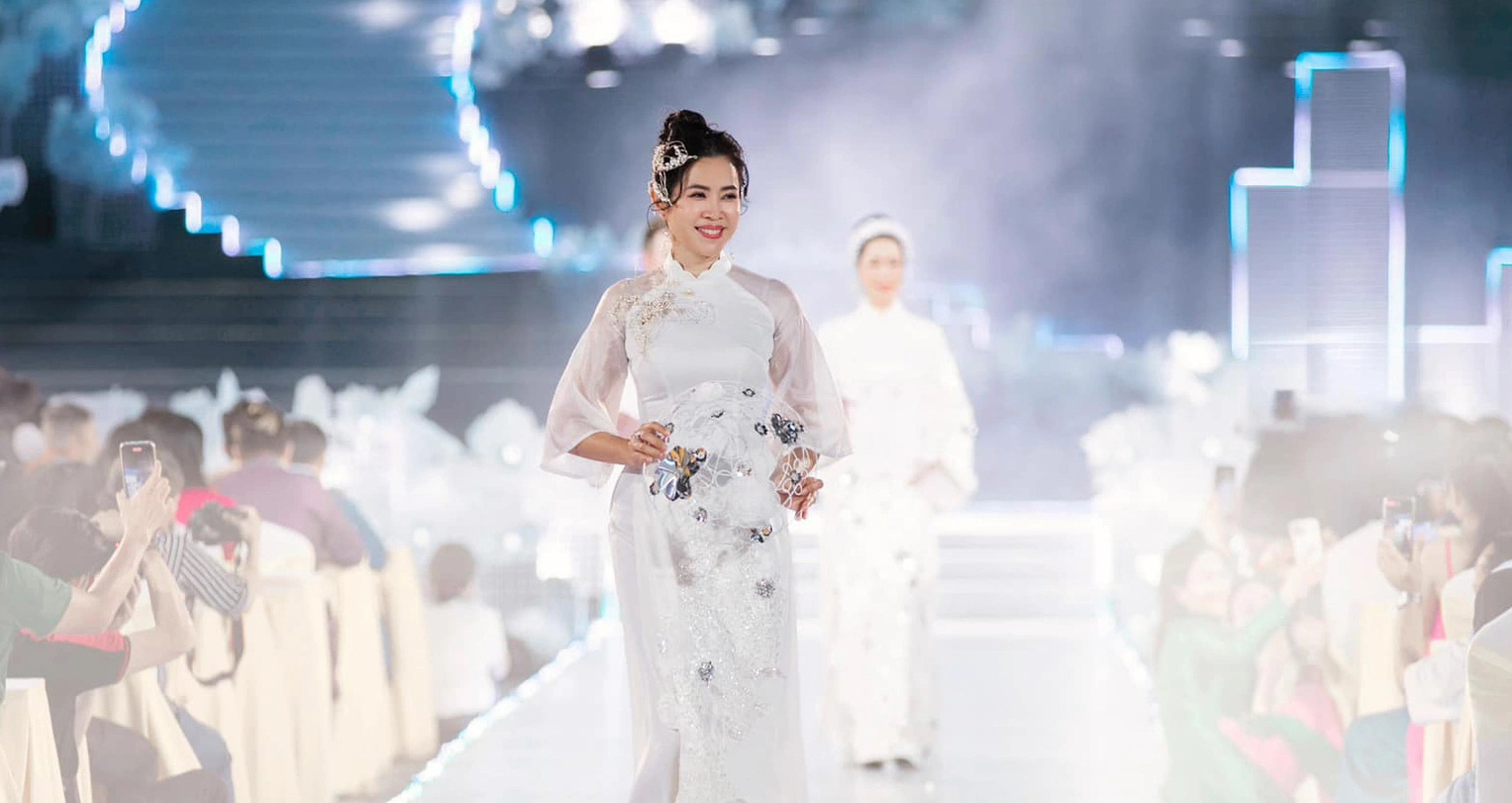 MC Quỳnh Hoa trình diễn áo dài tại "Lễ hội Áo dài TP.HCM 2024" - Ảnh: NVCC MC Quỳnh Hoa trình diễn áo dài tại "Lễ hội Áo dài TP.HCM 2024" - Ảnh: NVCC