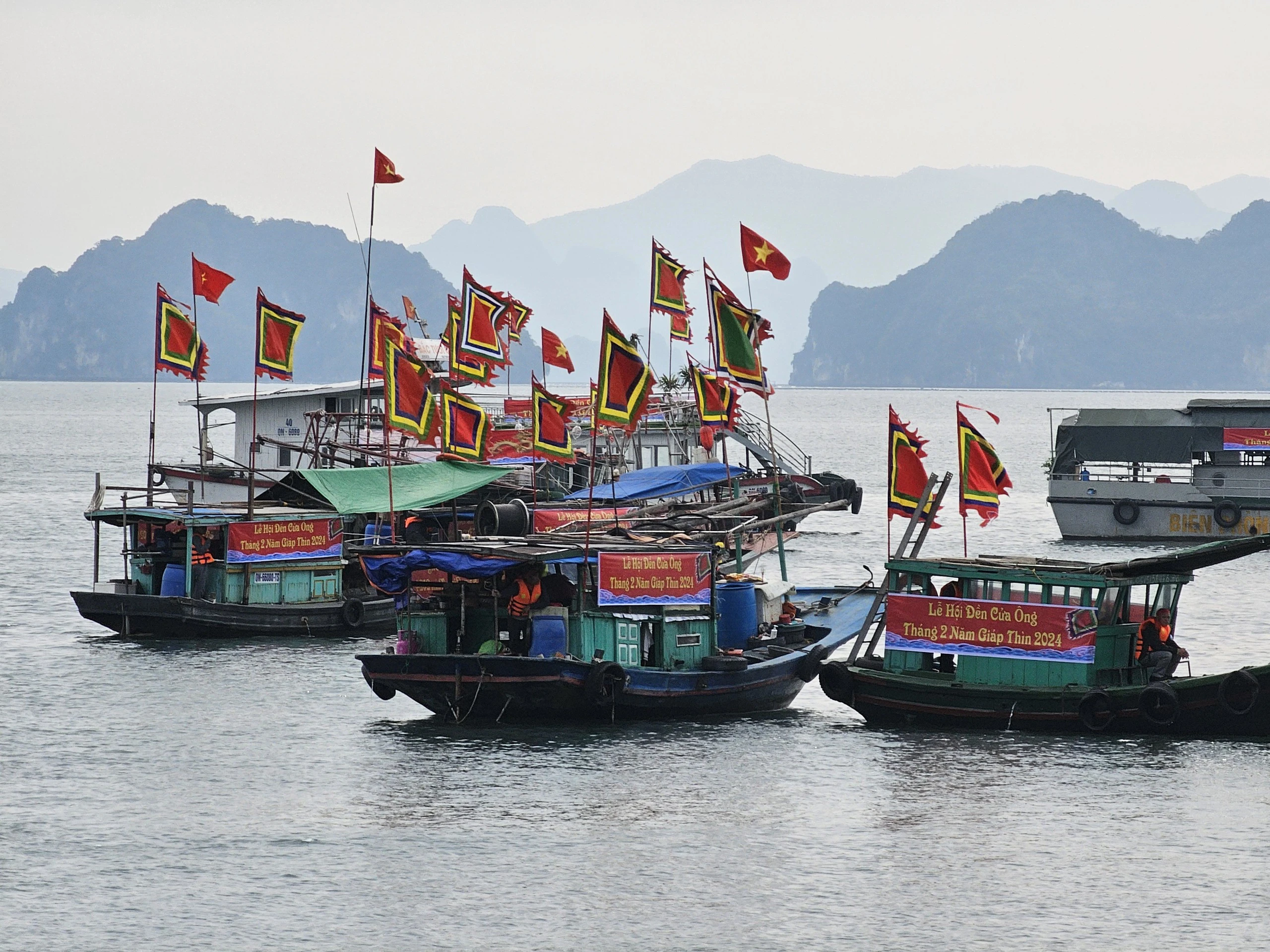 Khai hội đền Cửa Ông, độc đáo lễ rước trên bờ, dưới biển- Ảnh 3. Khai hội đền Cửa Ông, độc đáo lễ rước trên bờ, dưới biển- Ảnh 3.
